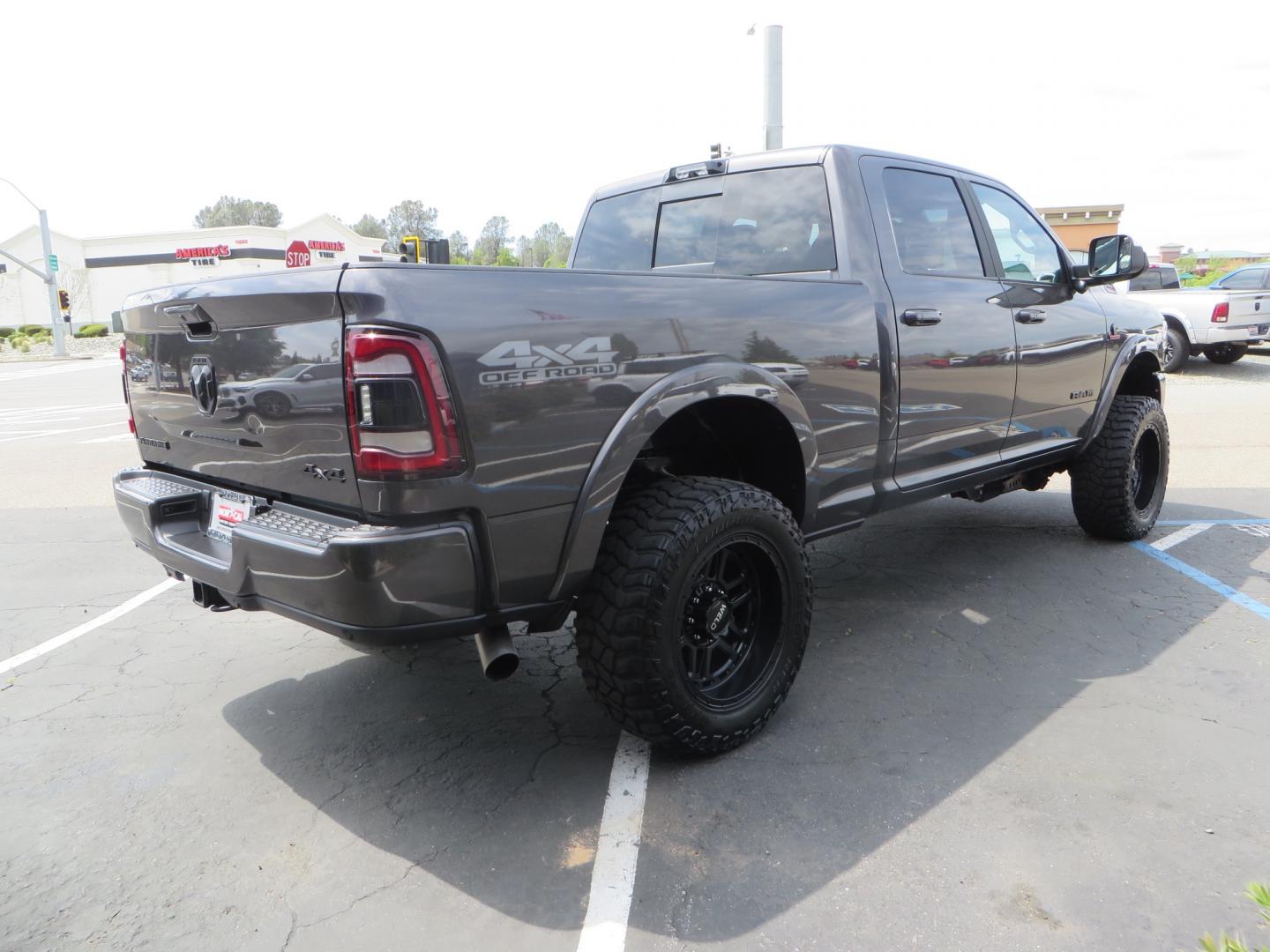 2022 CHARCOAL /BLACK RAM 2500 Laramie Crew Cab SWB 4WD (3C6UR5FL8NG) with an 6.7L V8 OHV 16V DIESEL engine, automatic transmission, located at 2630 Grass Valley Highway, Auburn, CA, 95603, (530) 508-5100, 38.937893, -121.095482 - Features a Carli Pintop suspension system with King Shocks, 20" Weld Racing wheels, 35" Cooper STT Pro tires, and Weathertech floor liners. - Photo#4